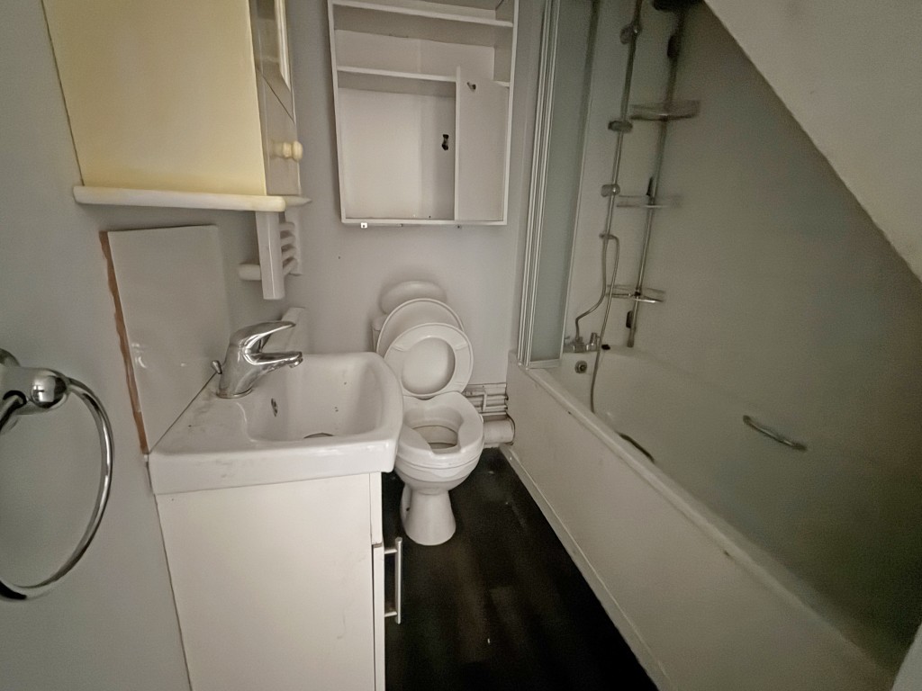 Lot: 7 - FLAT IN NEED OF IMPROVEMENT INCLUDING FREEHOLD INTEREST - Bathroom in Flat in need of improvement